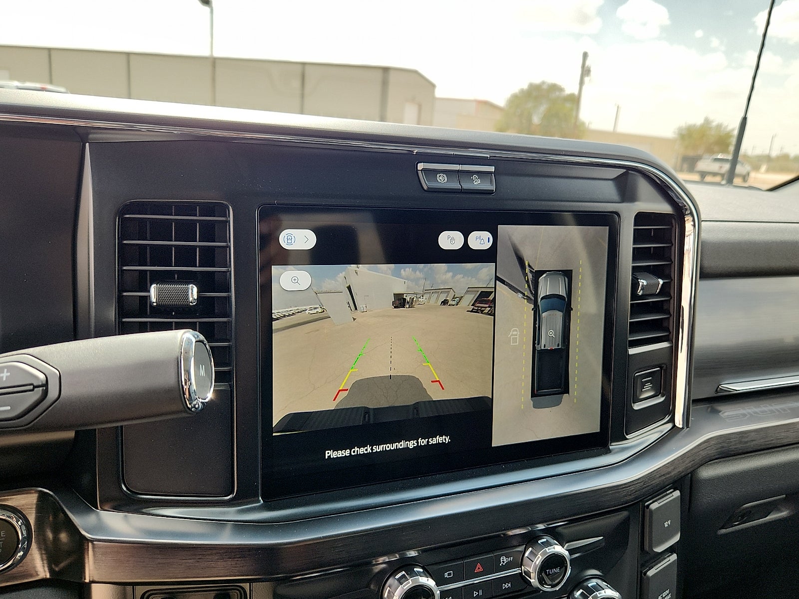 2027 Ford Super Duty F-350 DRW LARIAT