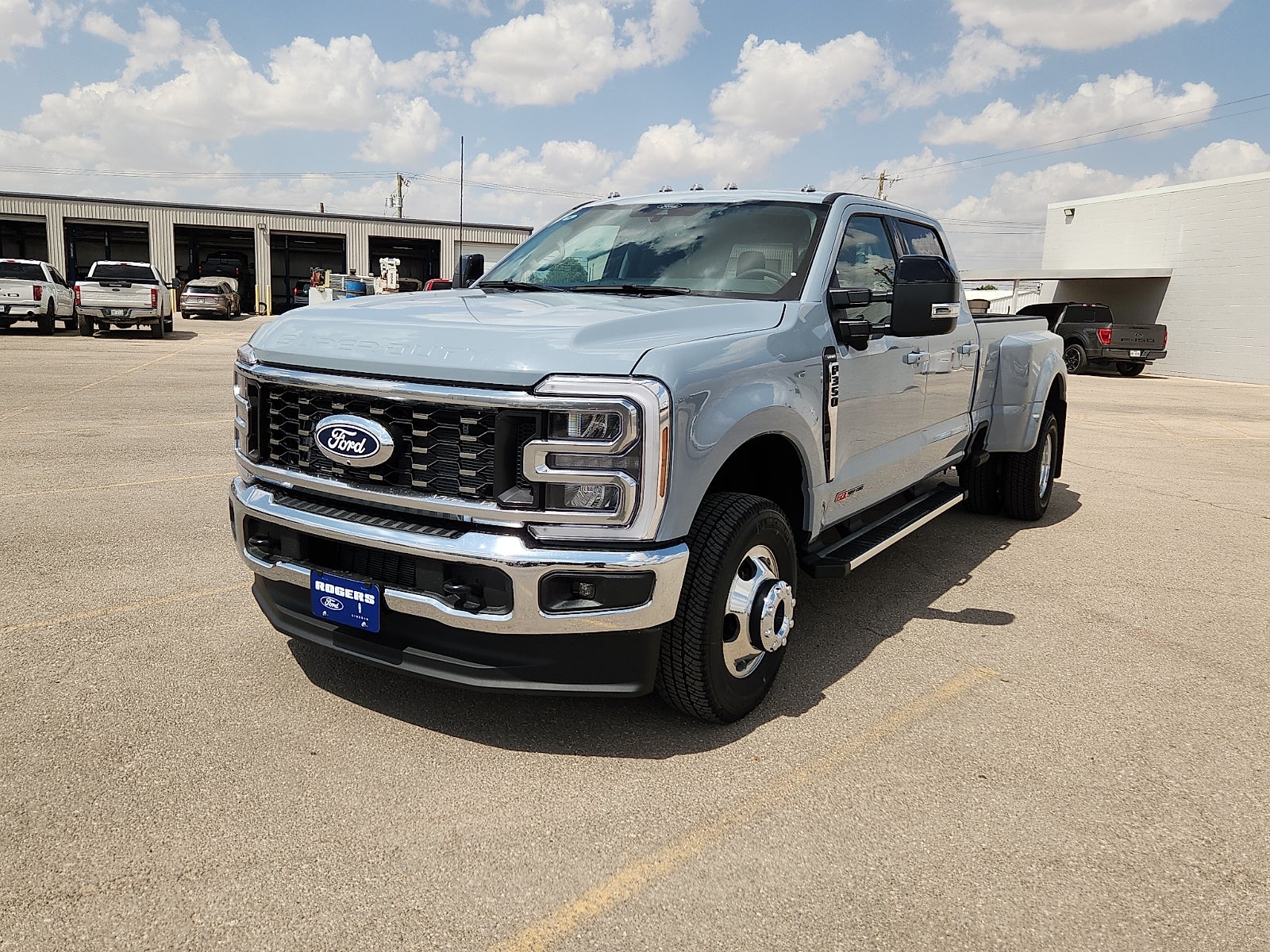 2027 Ford Super Duty F-350 DRW LARIAT