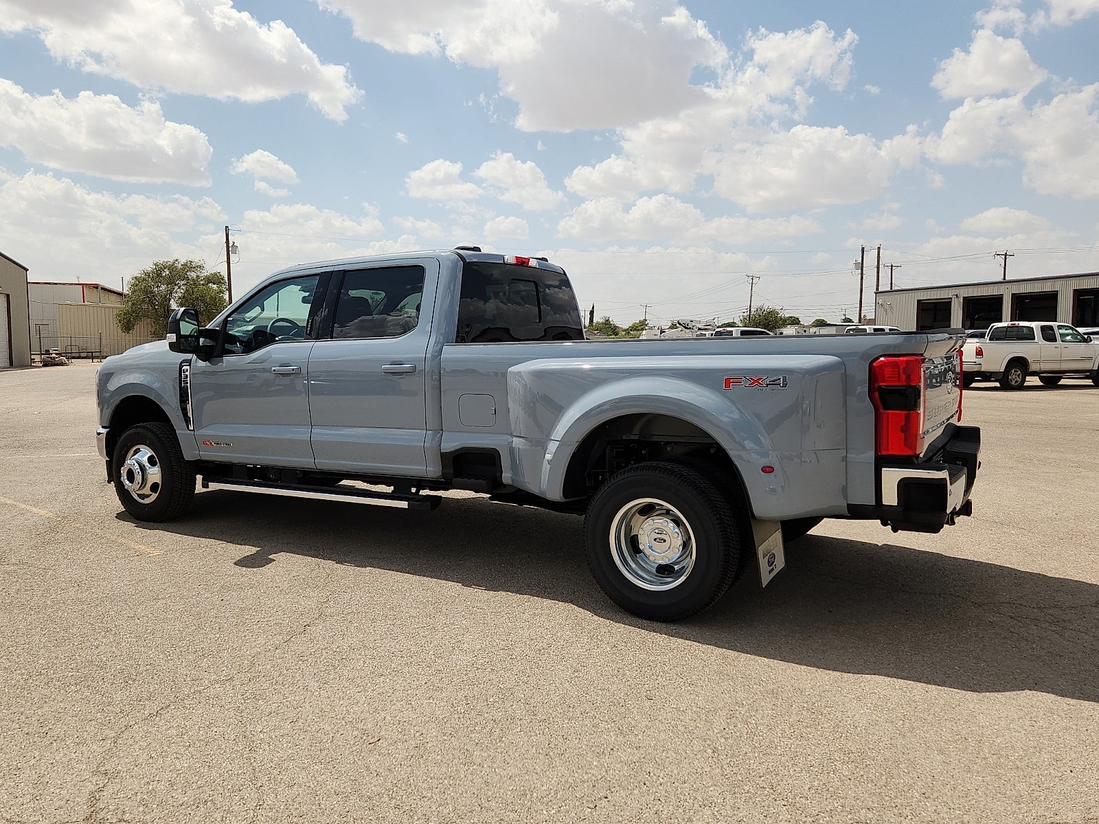 2027 Ford Super Duty F-350 DRW LARIAT