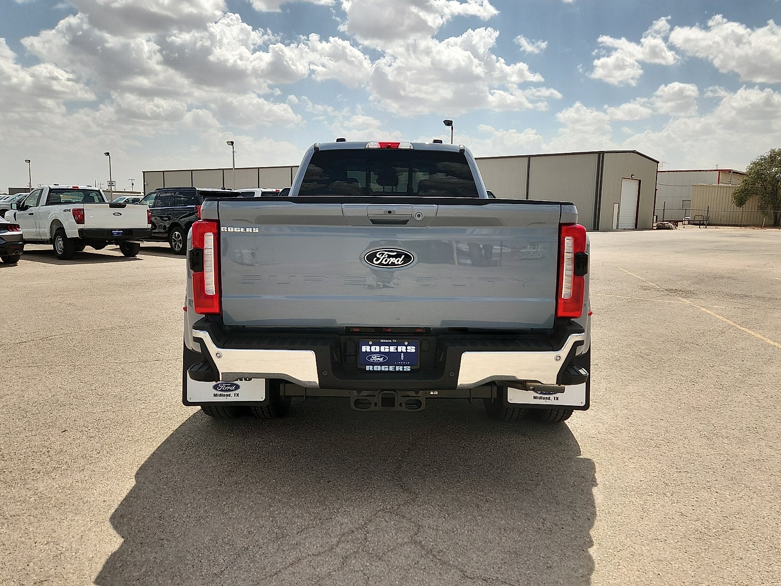 2027 Ford Super Duty F-350 DRW LARIAT