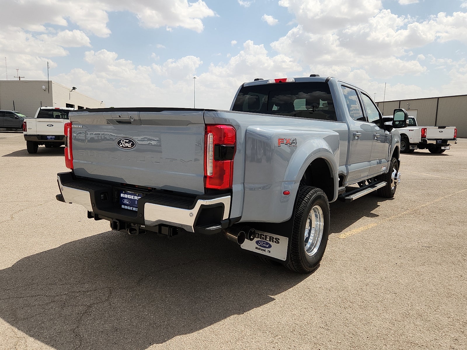 2027 Ford Super Duty F-350 DRW LARIAT