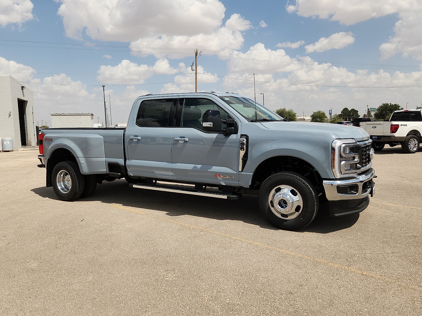 2027 Ford Super Duty F-350 DRW LARIAT