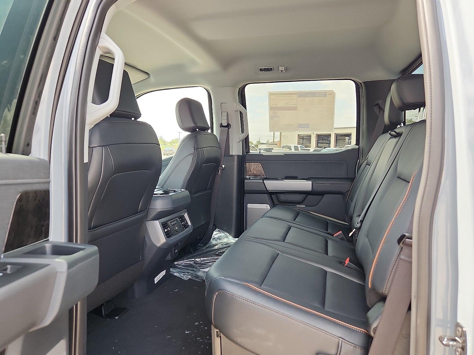 2027 Ford Super Duty F-350 DRW LARIAT