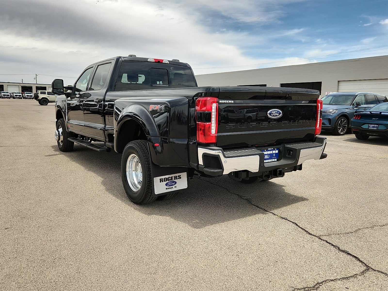 2026 Ford Super Duty F-350 DRW LARIAT