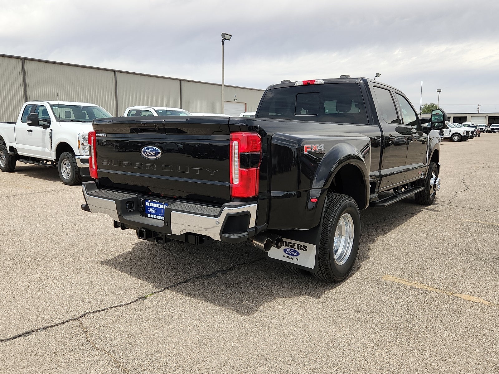 2026 Ford Super Duty F-350 DRW LARIAT