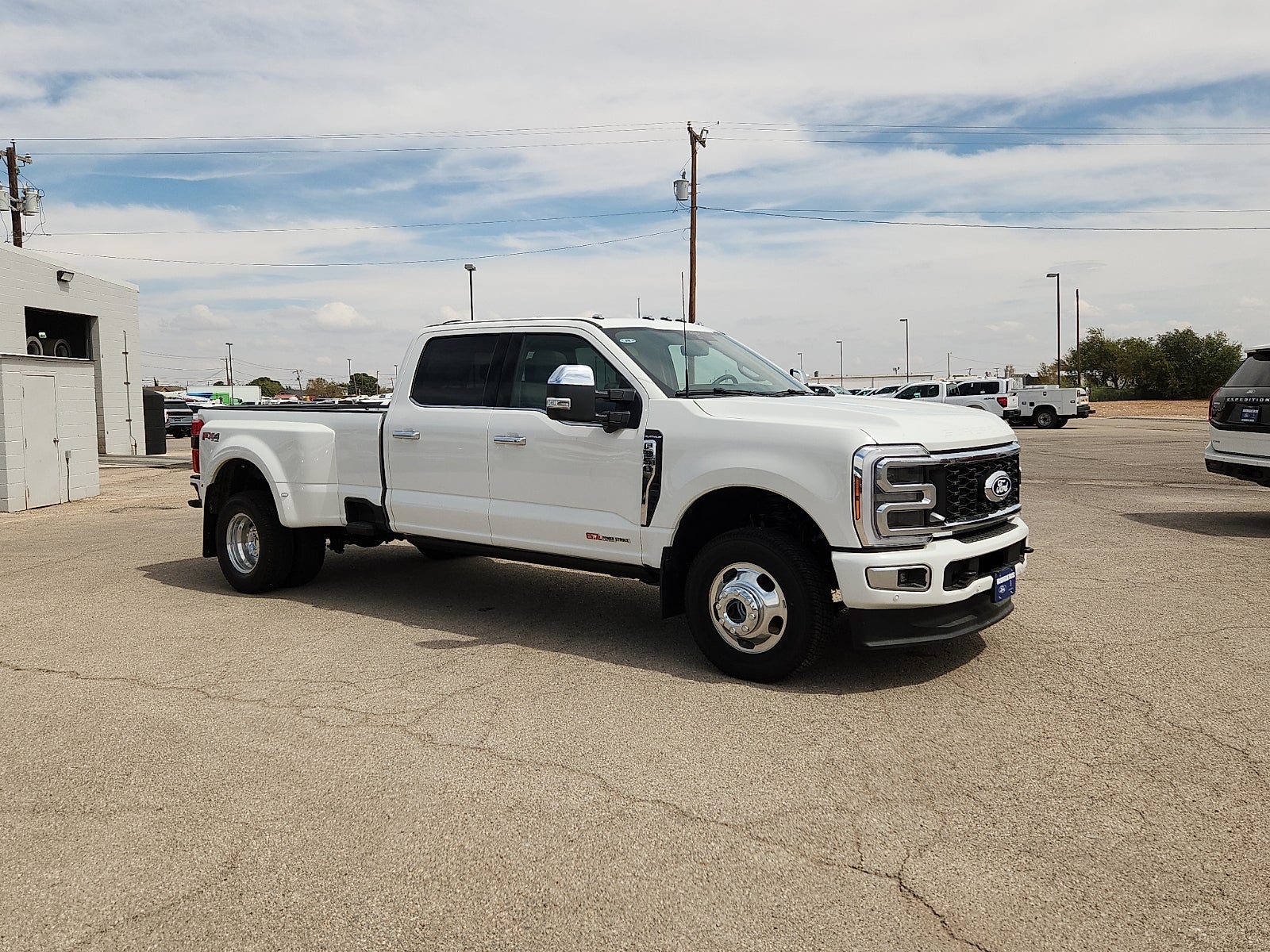 2027 Ford Super Duty F-350 DRW Platinum