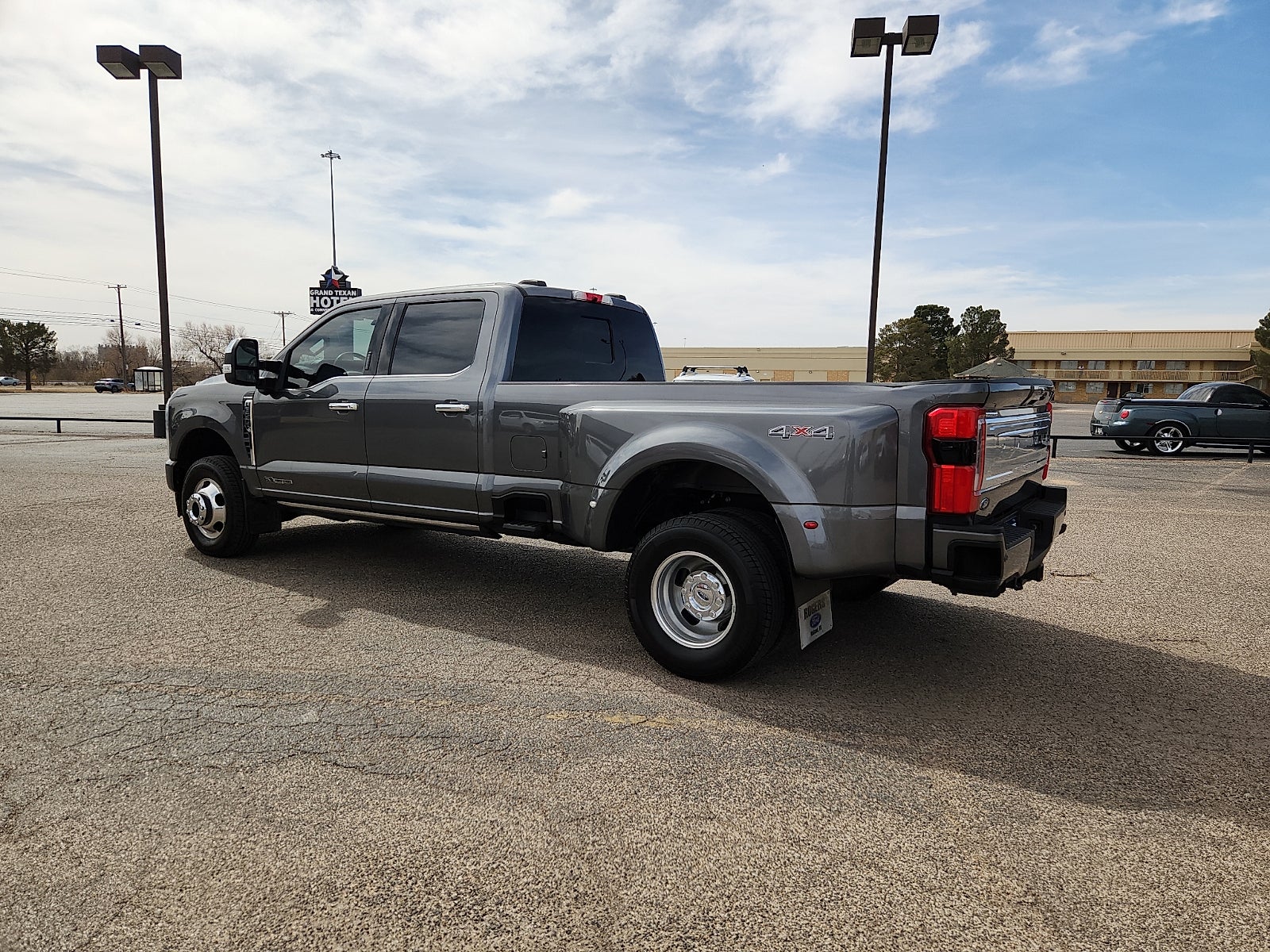 2024 Ford Super Duty F-350 DRW Platinum