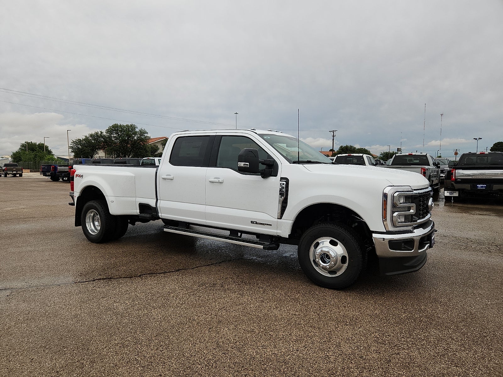 2026 Ford Super Duty F-350 DRW LARIAT