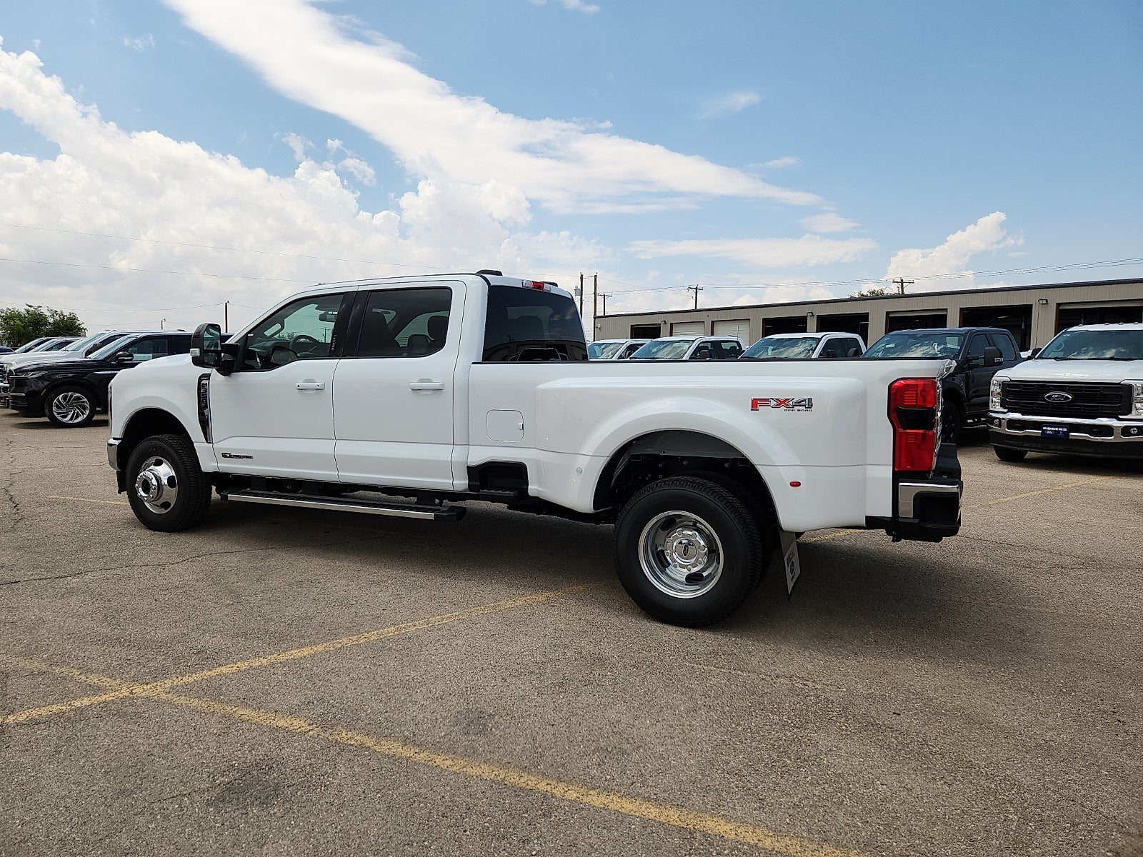 2026 Ford Super Duty F-350 DRW LARIAT