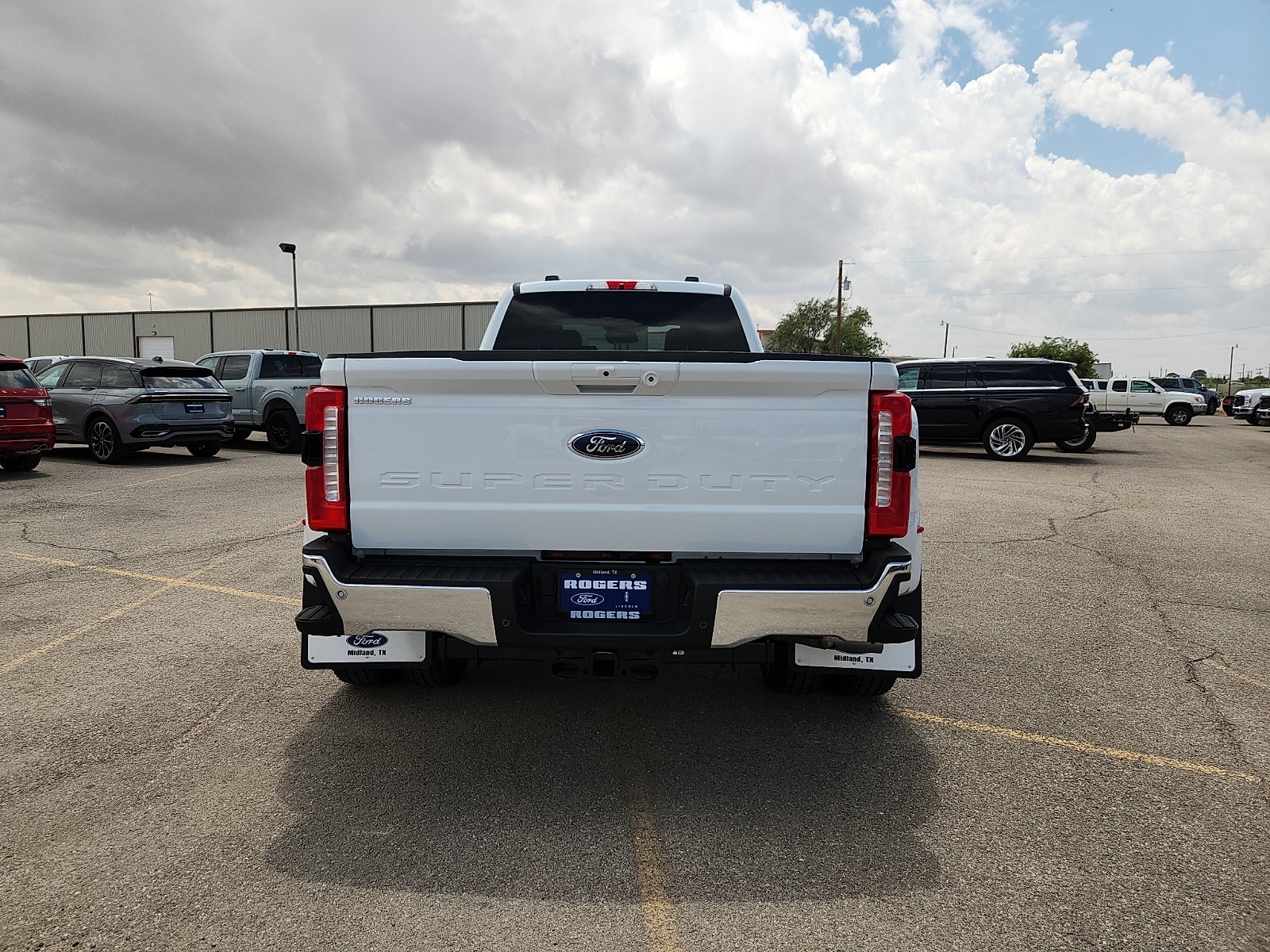 2026 Ford Super Duty F-350 DRW LARIAT