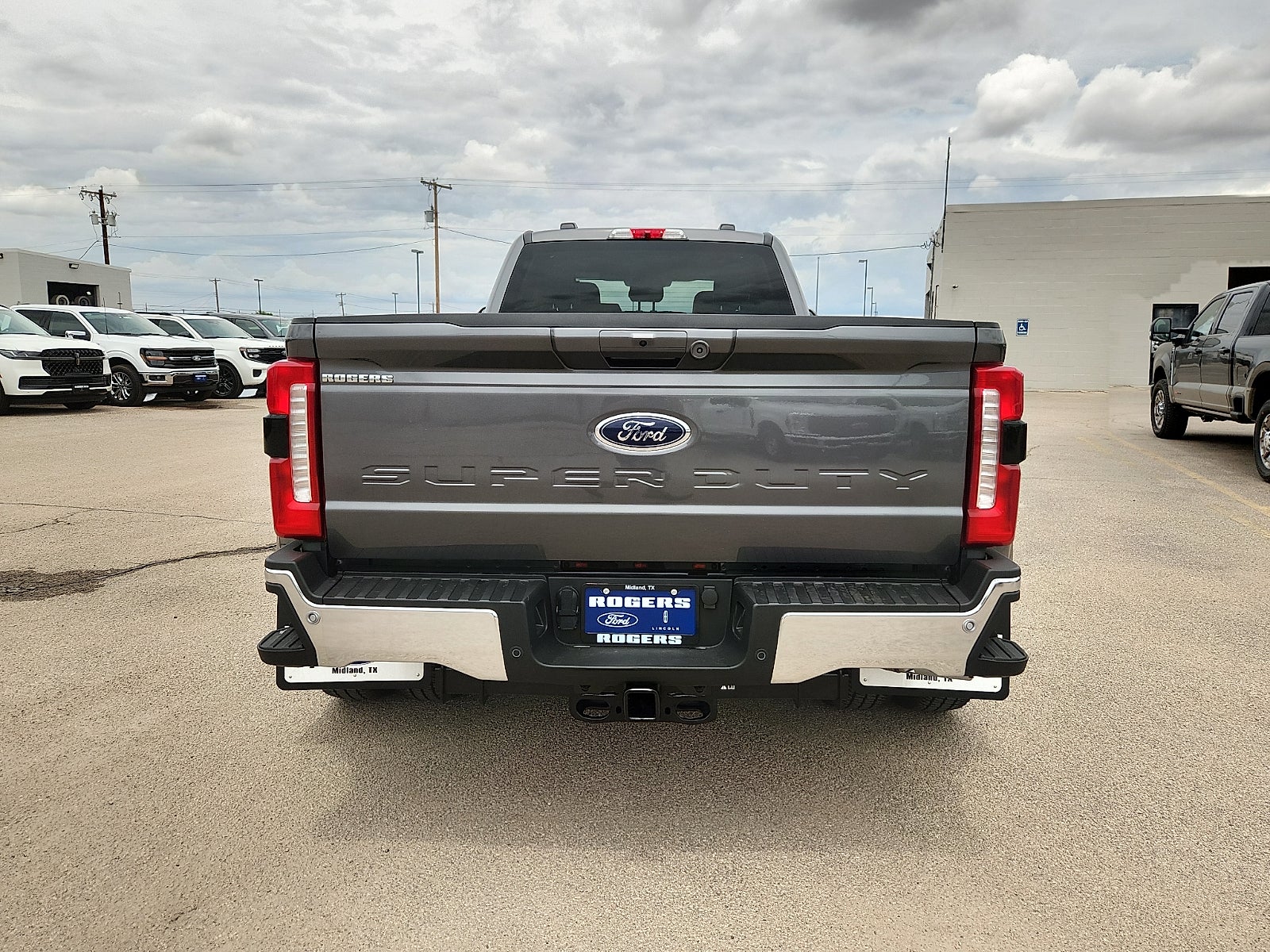 2026 Ford Super Duty F-350 DRW LARIAT