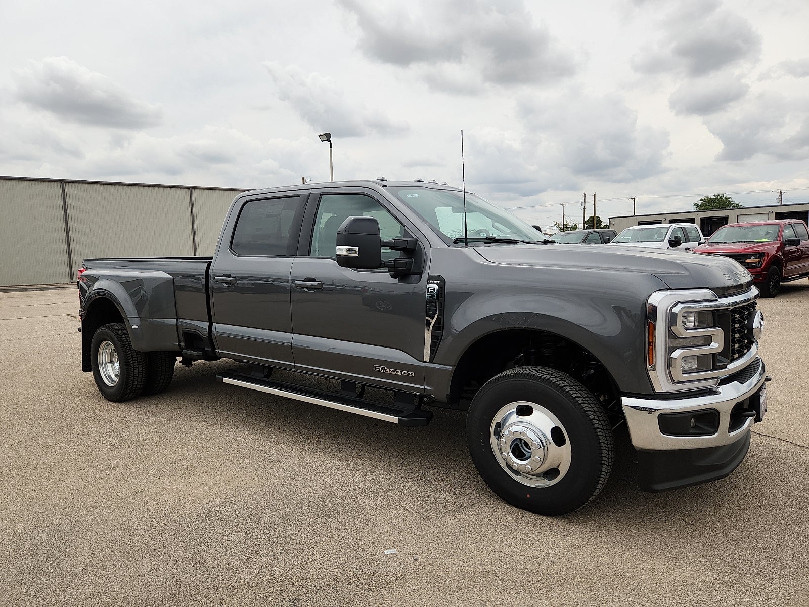 2026 Ford Super Duty F-350 DRW LARIAT