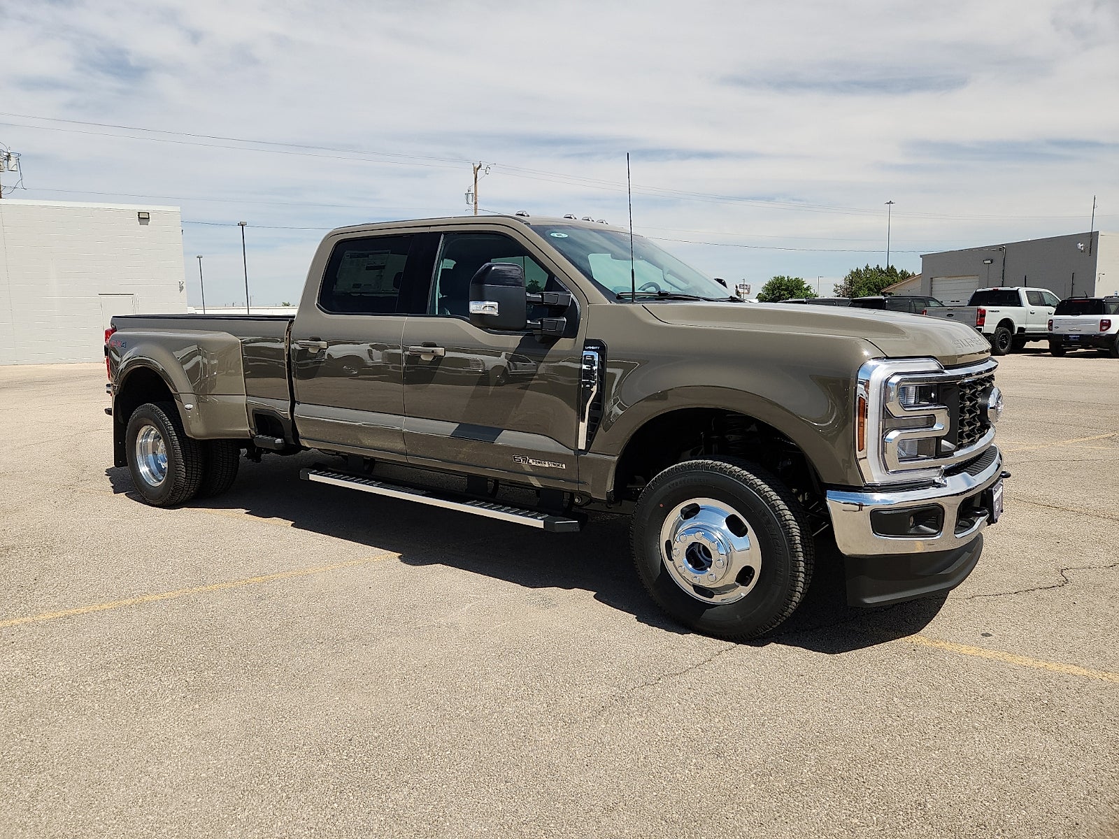 2026 Ford Super Duty F-350 DRW LARIAT