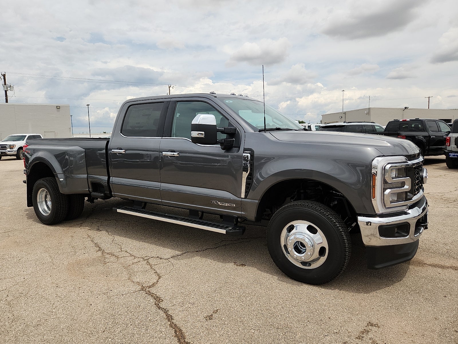 2026 Ford Super Duty F-350 DRW LARIAT