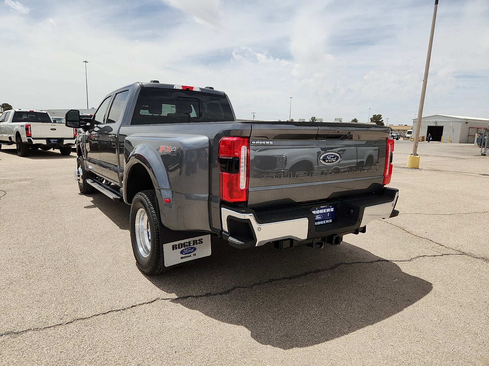 2026 Ford Super Duty F-350 DRW LARIAT
