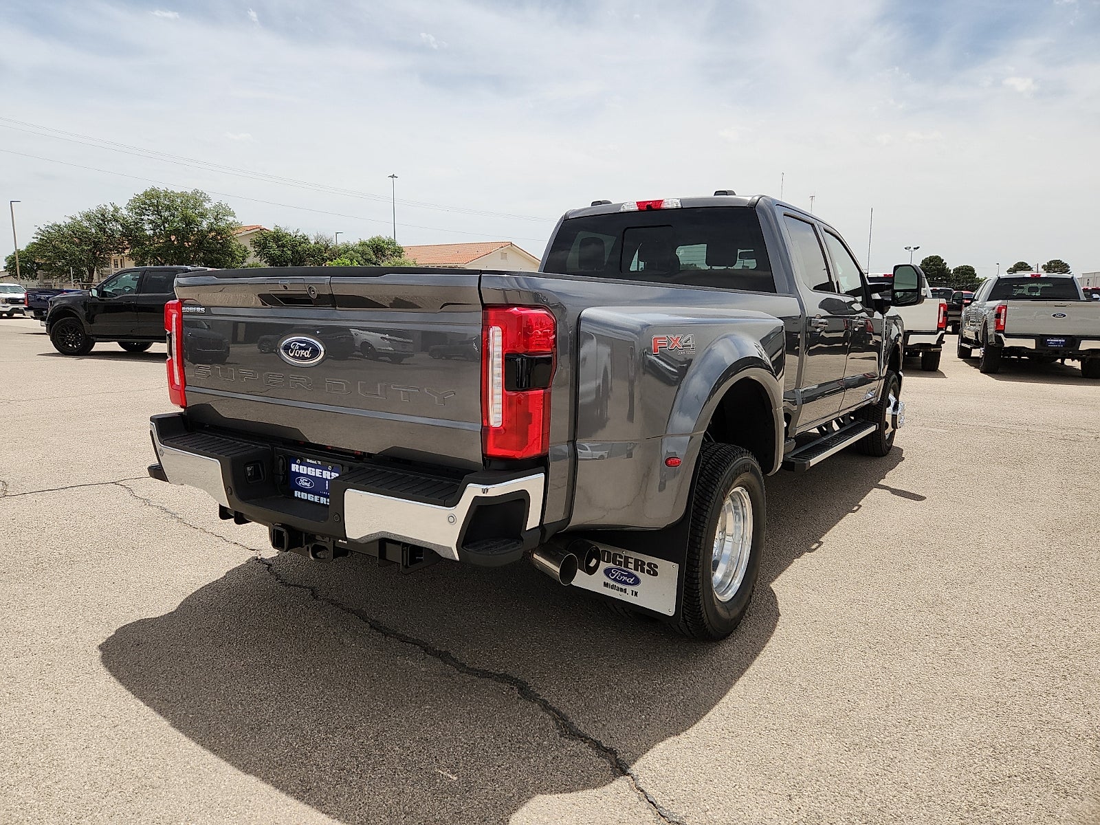 2026 Ford Super Duty F-350 DRW LARIAT