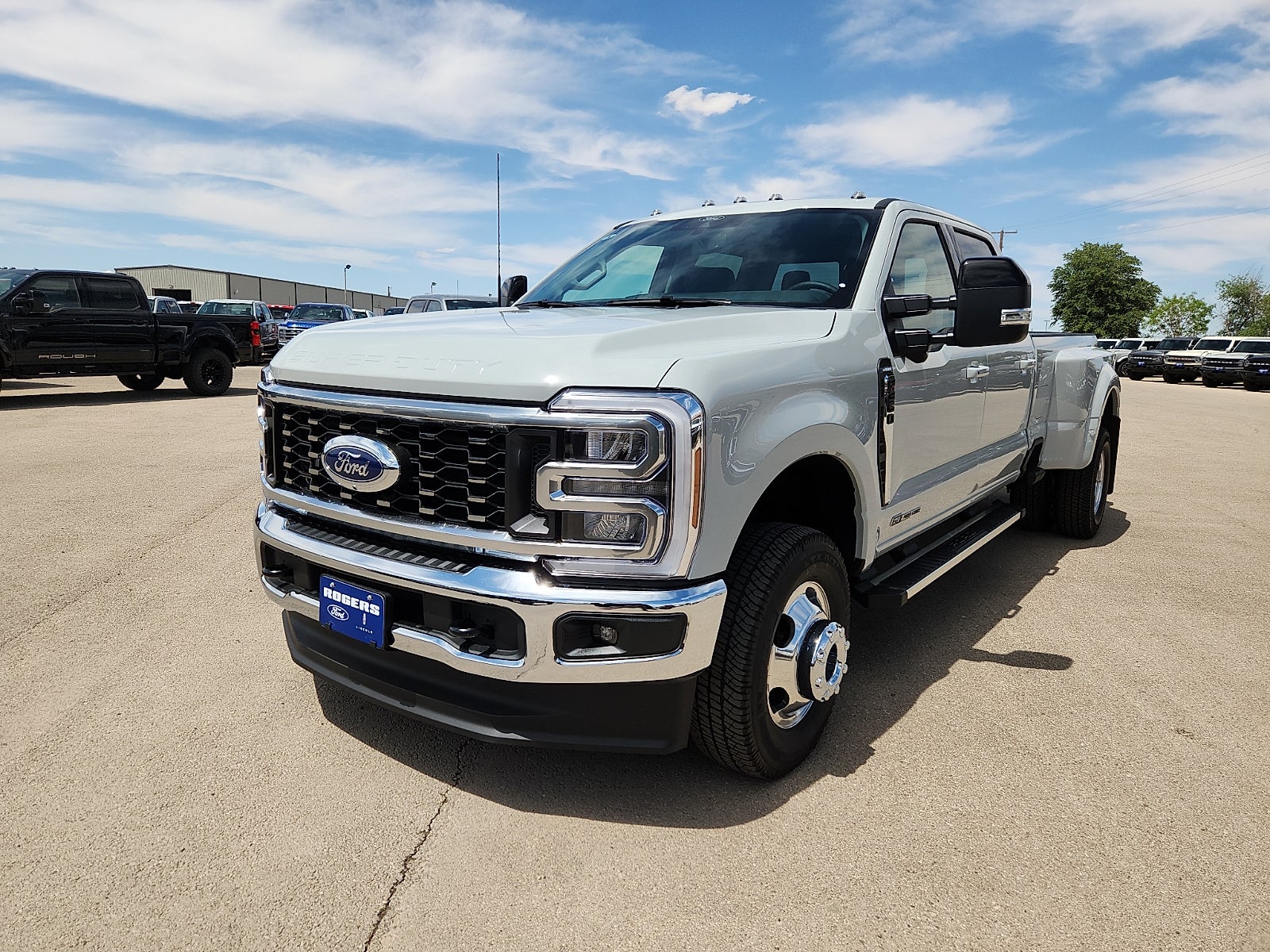 2026 Ford Super Duty F-350 DRW LARIAT