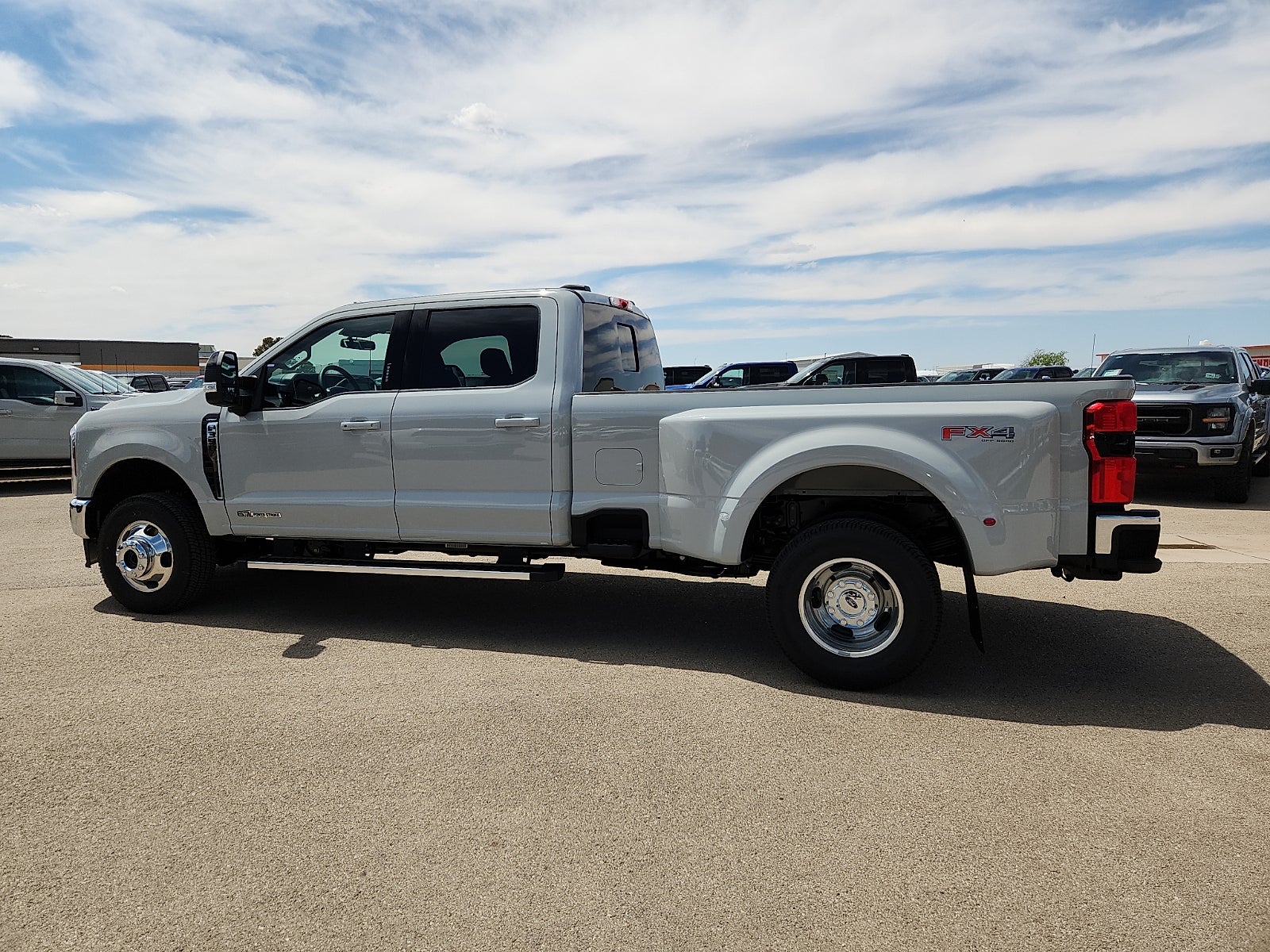 2026 Ford Super Duty F-350 DRW LARIAT