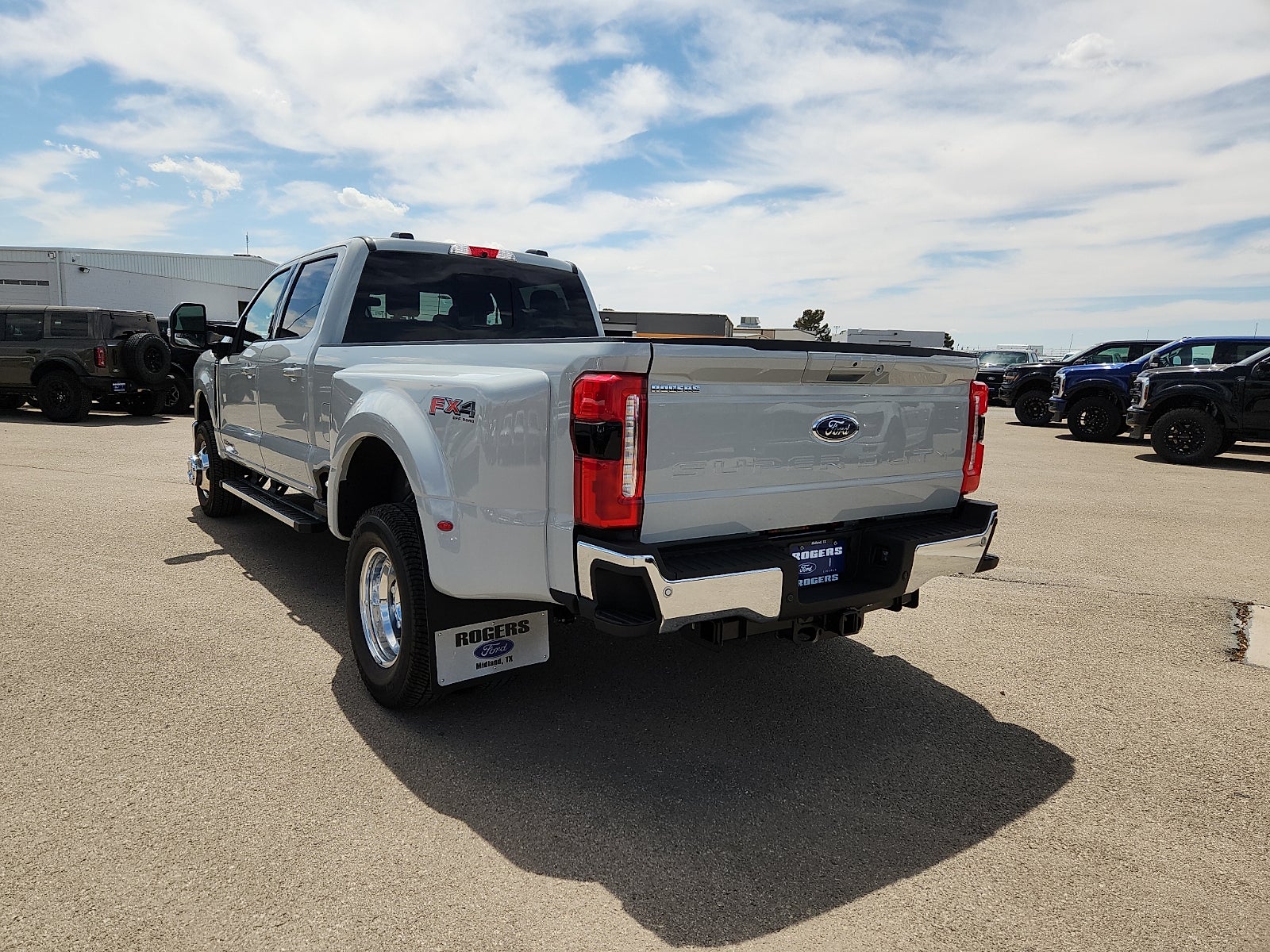 2026 Ford Super Duty F-350 DRW LARIAT