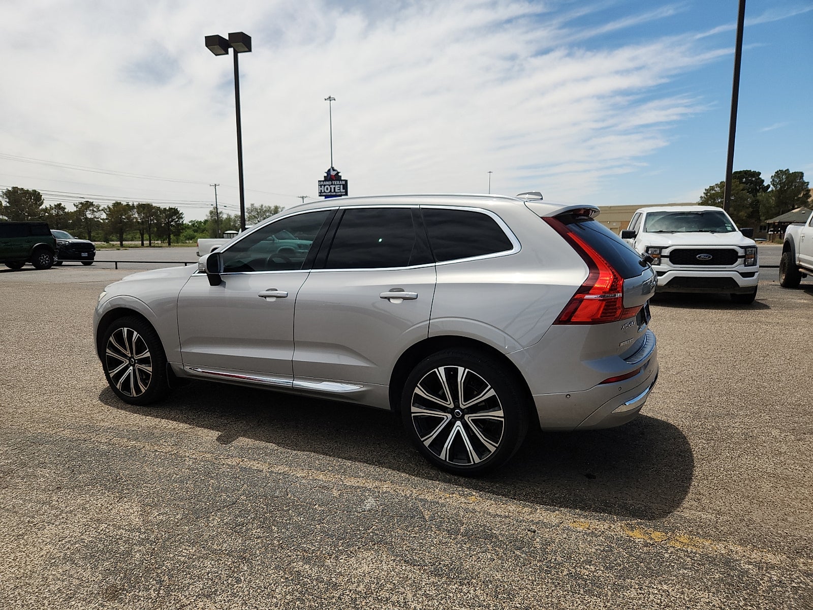 2023 Volvo XC60 Ultimate Bright Theme