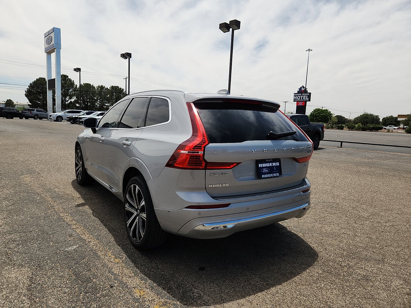 2023 Volvo XC60 Ultimate Bright Theme